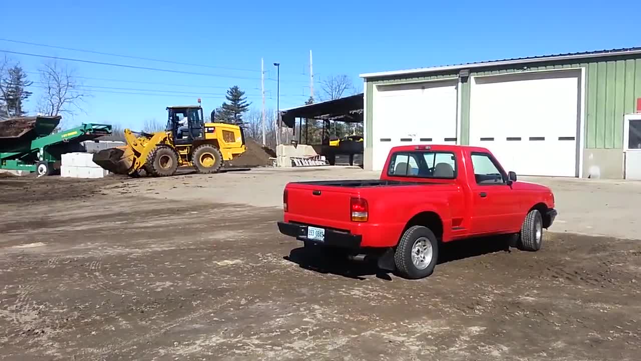 实拍皮卡车运输沙土，真担心会爆胎！