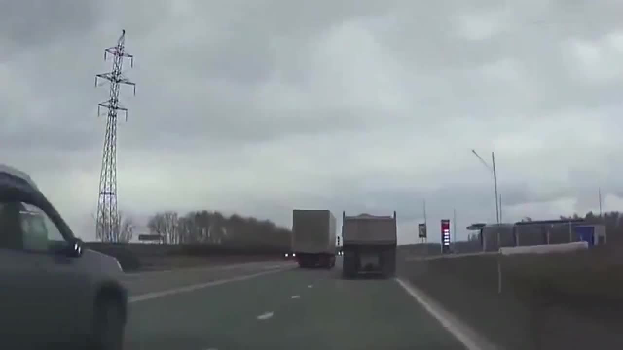 监控实拍：逆道轿车失控直接飞奔过来，司机只能束手就擒！