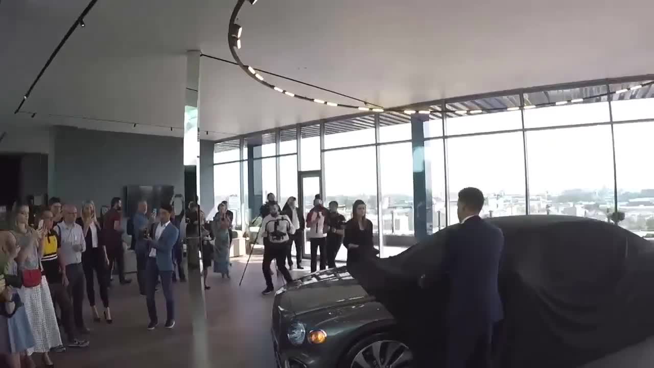 2020款宾利飞驰到店实拍，掀开车布升起车标的那刻，太惊艳了！