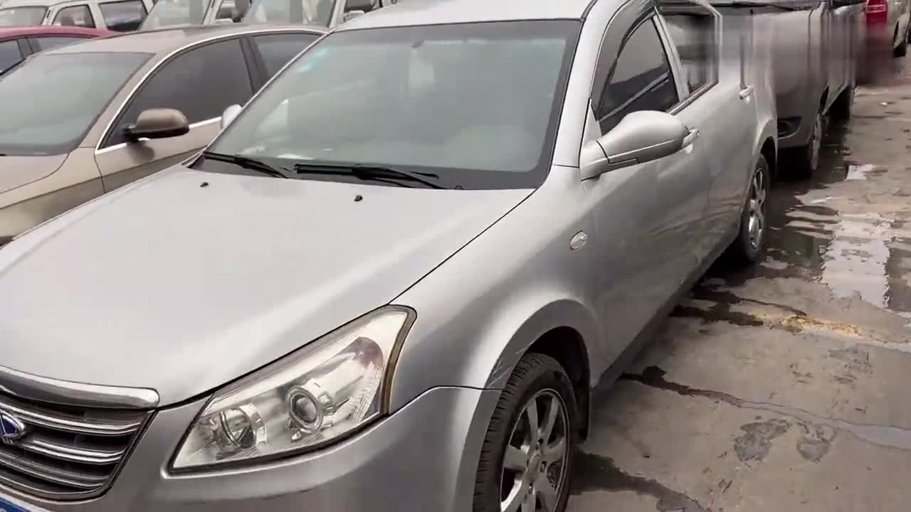 实拍二手车市场奇瑞E5外观，看上去年代有点久远！！！