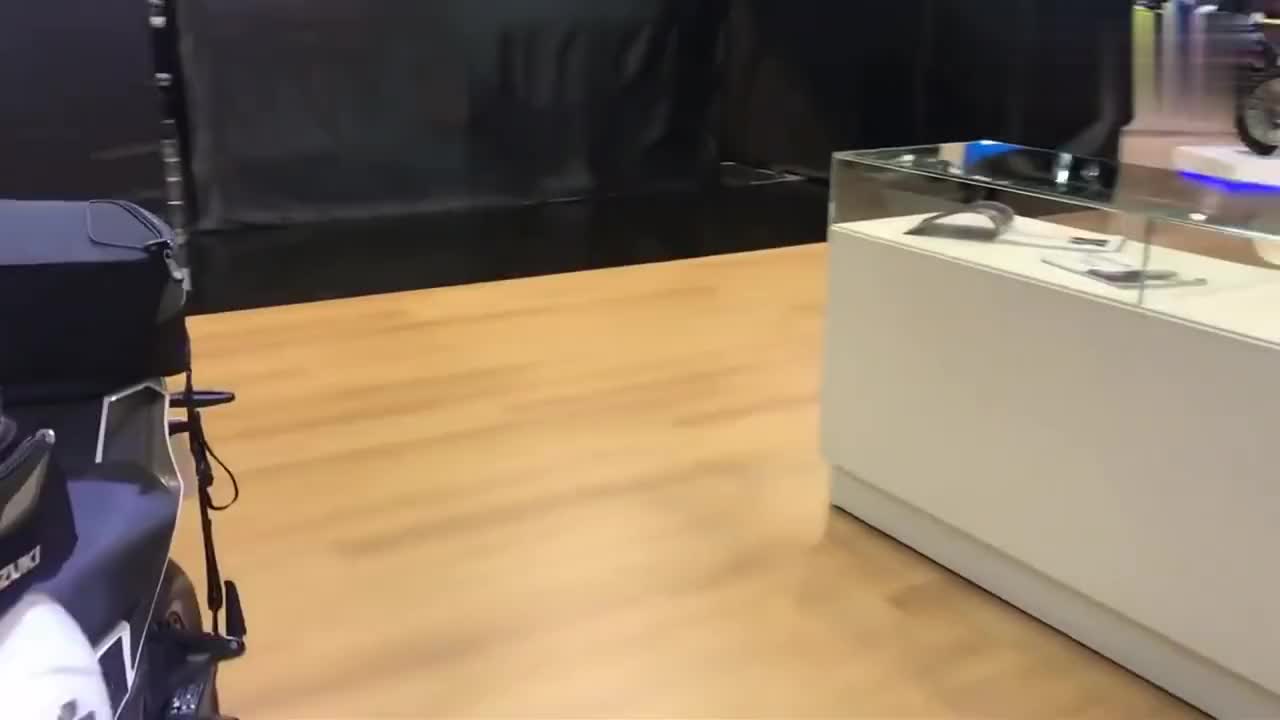 机车全新彩色铃木gsxr100r车展展示高性能重型机车