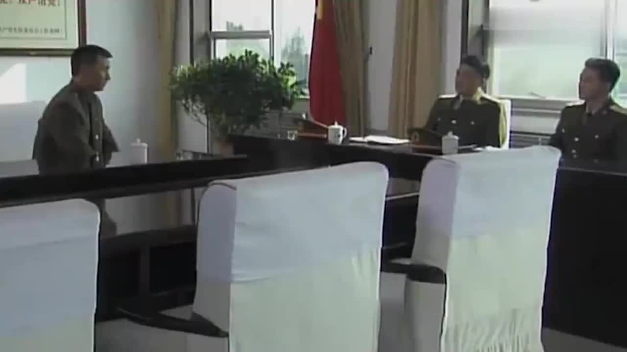 十一级台阶:李银虎退休了,杨兴荣来看望:终于不受岳军