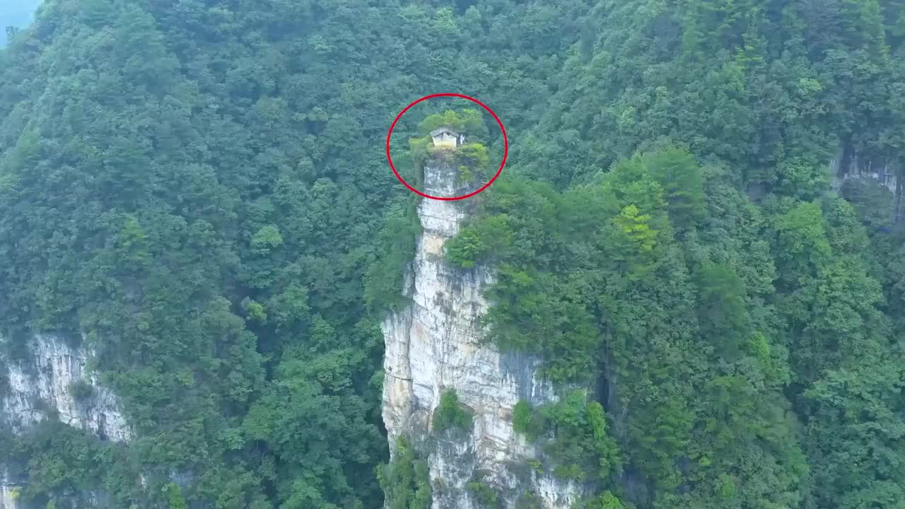 贵州大山悬崖上一座房子,爬上去腿直发抖,如何建上去的?