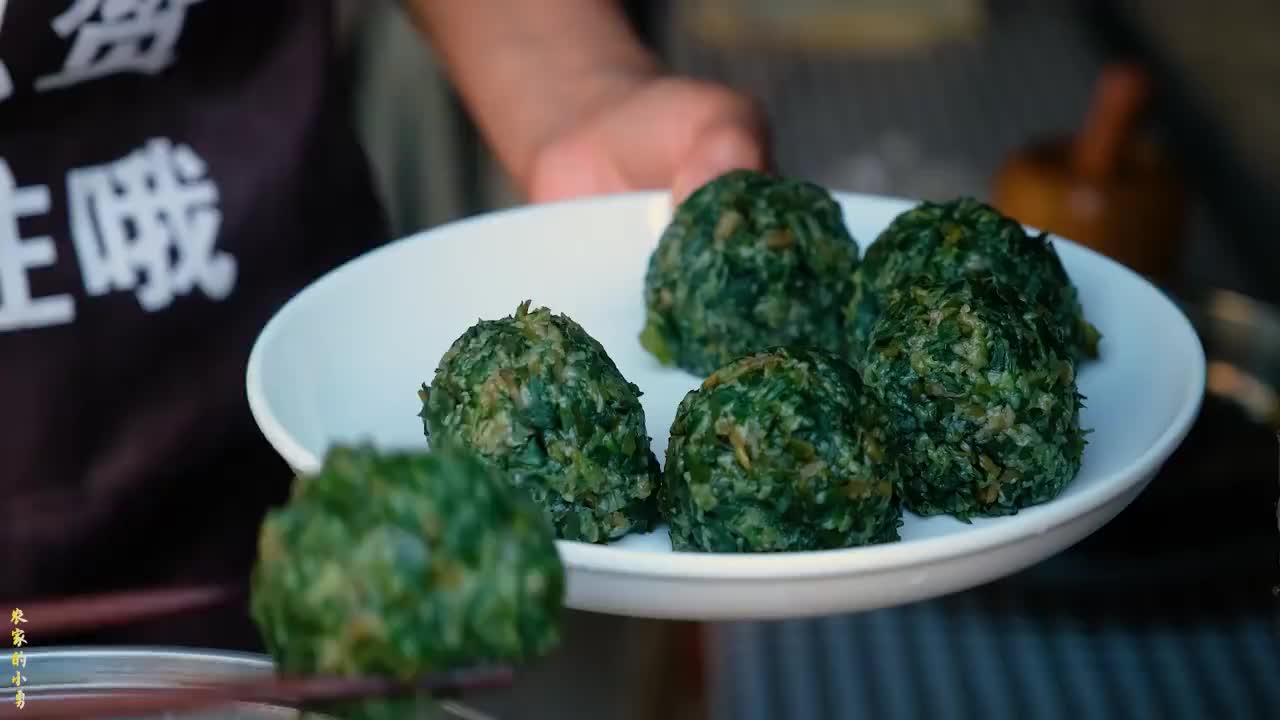 小勇做野菜馍,蒸出来有股说不出的香味,蘸上蒜醋汁吃