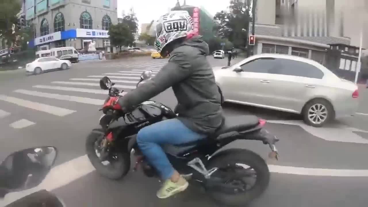 机车摩托你知道机车翘头会怎么样吗看后才知原来那么爽