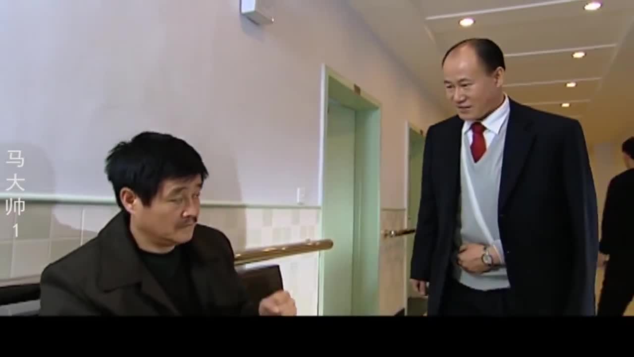 马大帅打拳击前准备先戴牙套再抹油免得被打掉大牙