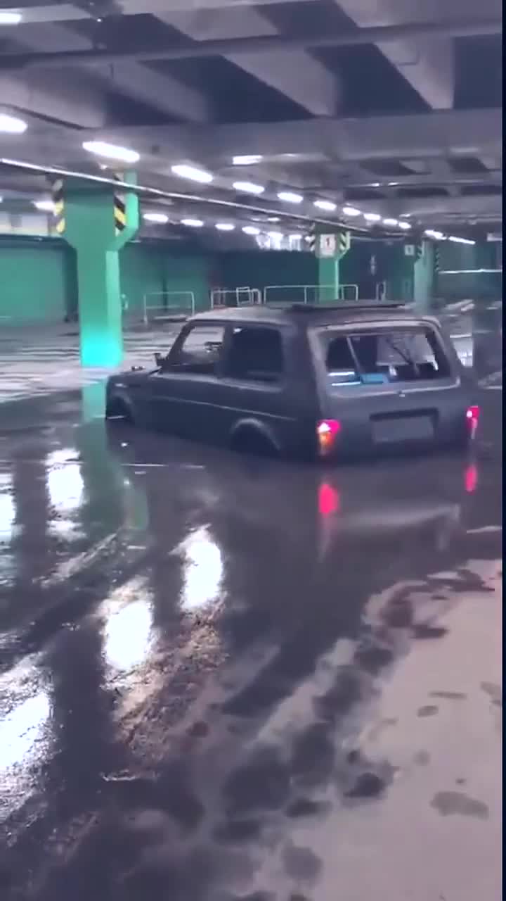 我怀疑自己在做梦，这是出的新款车吗，车轮都用隐形的了！