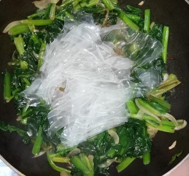 菠菜炒粉皮爽口又下饭