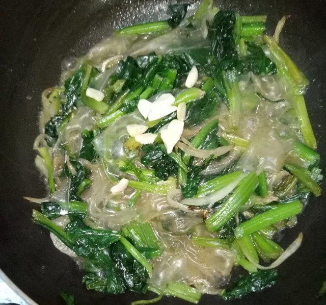 菠菜炒粉皮爽口又下饭