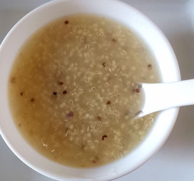 藜麦小米粥 by食无涯 原料:三色藜麦,小米,大米,水. 做法步骤