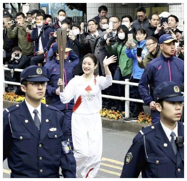 33岁石原里美参加奥运圣火传递彩排,绑麻花辫可爱,笑容太夸张休闲区蓝鸢梦想 - Www.slyday.coM 33岁石原里美参加奥运圣火传递彩排,绑麻花辫可爱,笑容太夸张休闲区蓝鸢梦想 - Www.slyday.coM