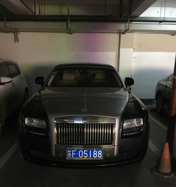 南通港闸区某地库实拍劳斯莱斯古斯特，气场秒杀周围众车！
