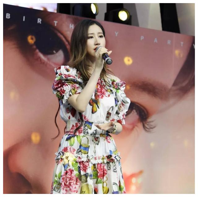 如花似玉楚楚动人,歌手届的"小刘亦菲"