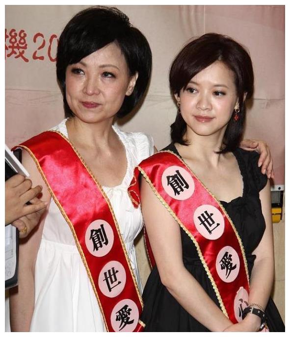 那年曾宝仪和曾咏仪才3岁,所以据说曾宝仪和王美华关系不好.