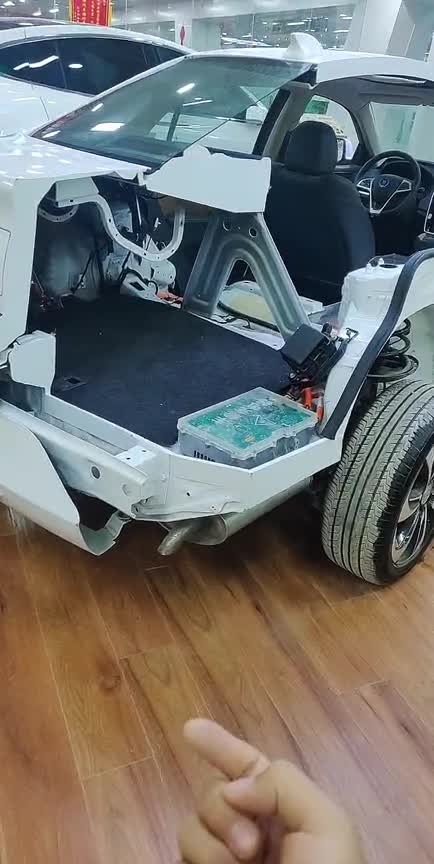 国产车的后防撞梁挺厚实的。