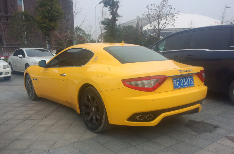 南通通州区实拍玛莎拉蒂GT跑车，亮黄色车身赚足了回头率！