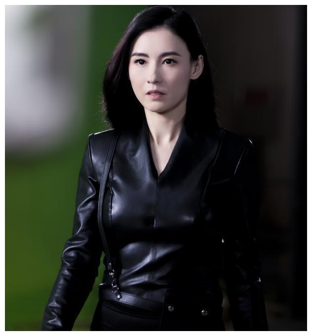 张柏芝久违露面,穿黑皮衣扮女特工,不愧是圈内"最飒辣妈"