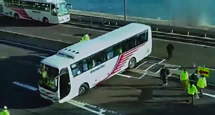 实拍大客车转弯，差距一下出来了，技术差的还要在倒一下！