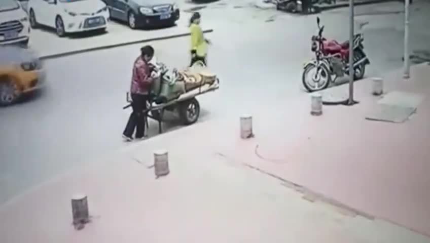 实拍：路边发生让人愤怒的一幕，美女司机的做法让人可恨