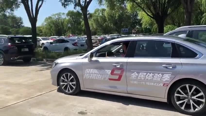 抢抢抢鲜看：广汽传祺GA6自动泊车功能演示实拍