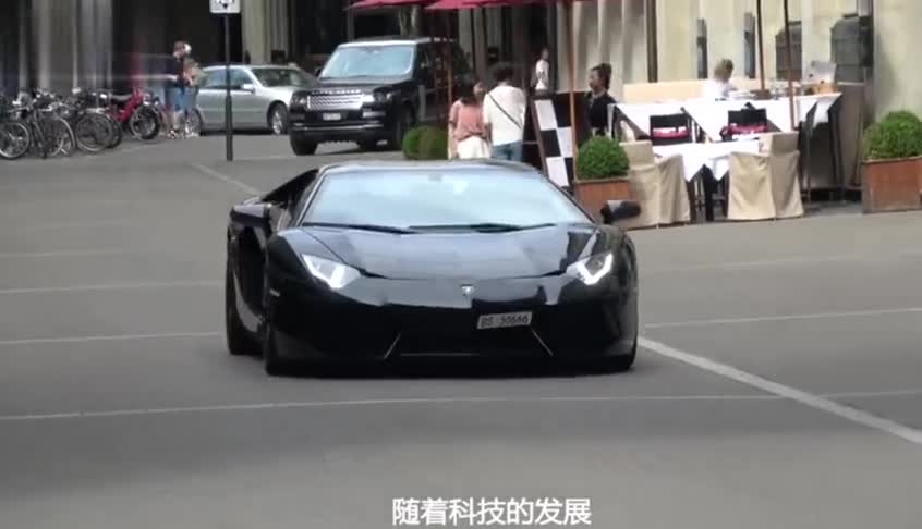 老外给爱车加注模型车燃料，点火上路之后，速度让人意想不到