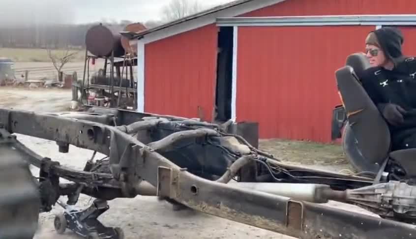 小伙人狠话不多，开着汽车底盘横冲直撞，这样玩也没谁了