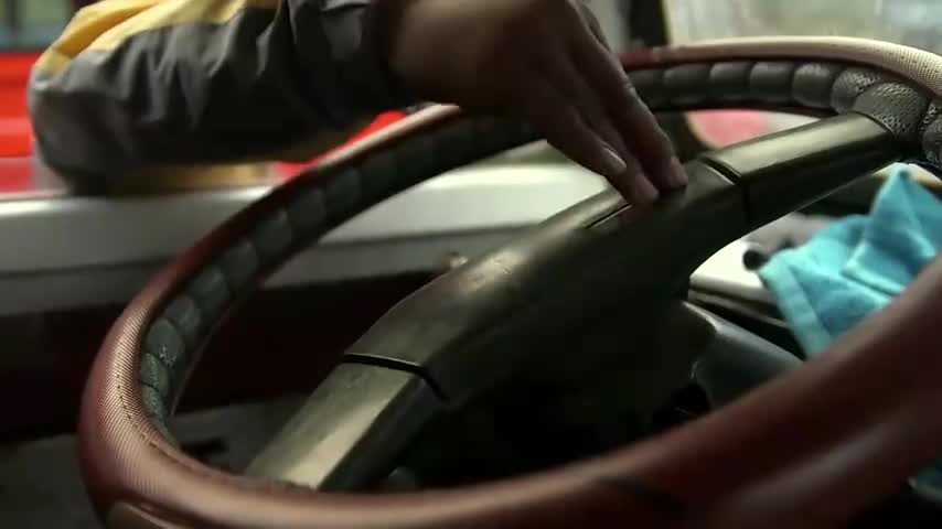 在菲律宾这辆行驶20年小型汽车，在高速上飞快行驶，汽车异常坚固