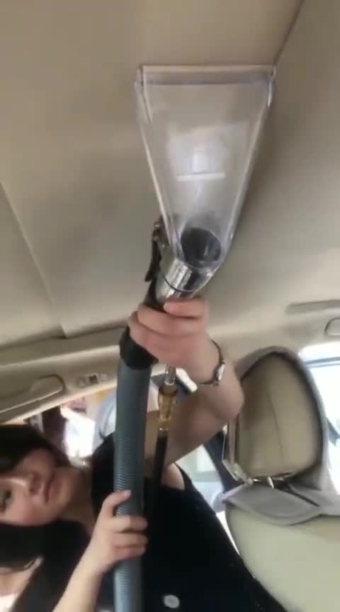 清洗养护一下爱车内饰。