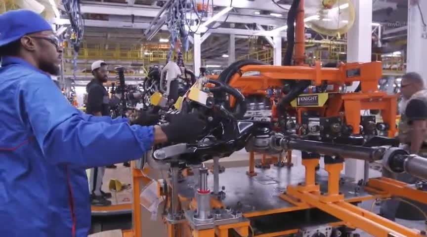 汽车生产线实拍，机械设备比工人多，在里面上班应该很轻松