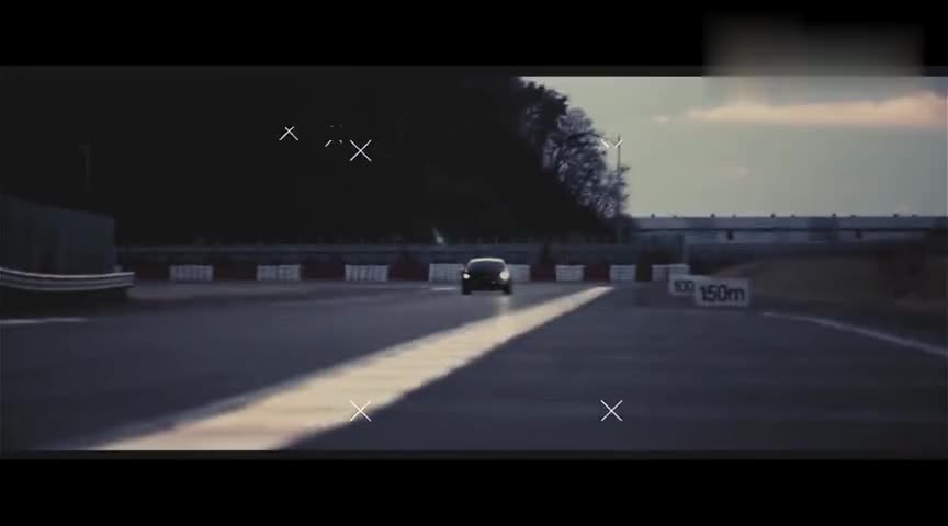 配10英寸中控大屏，内饰整体豪华时尚，实拍凯迪拉克CT5内饰