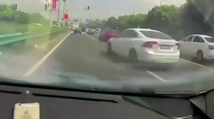 行车记录仪实拍，车主把手机放在车内，行驶过程中手机起火冒烟