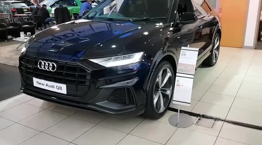 新车到店，实拍2020款奥迪Q8，科技感十足，空间大，适合家用！