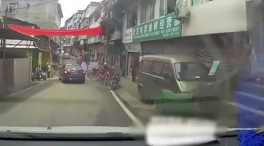 实拍女司机自杀一幕：马上就要撞上了，不踩刹车只顾尖叫