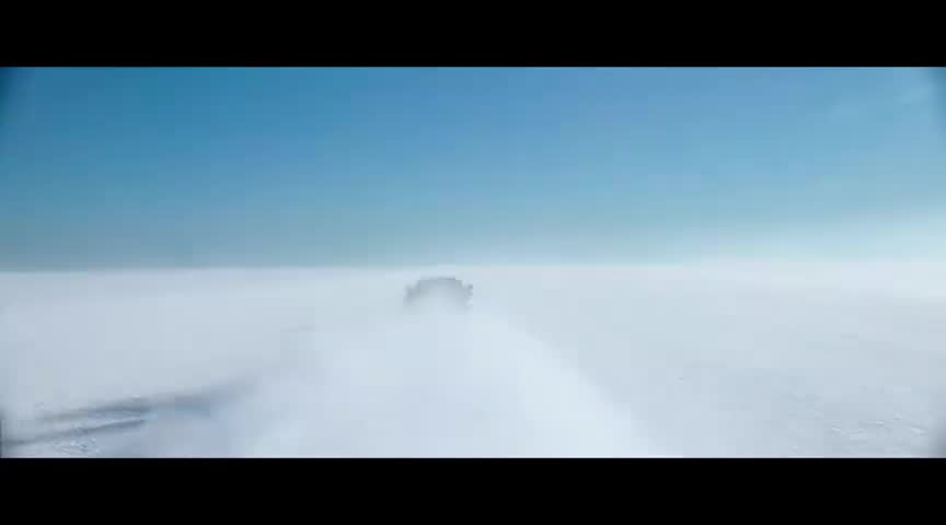 这场冰雪追逐战，硬是拍成广告大片，跑车什么型号？