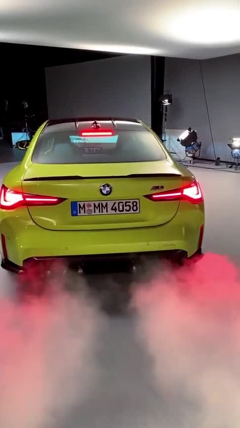 宝马全新M4性能轿跑，激进的外观设计，这还看啥奔驰AMG！