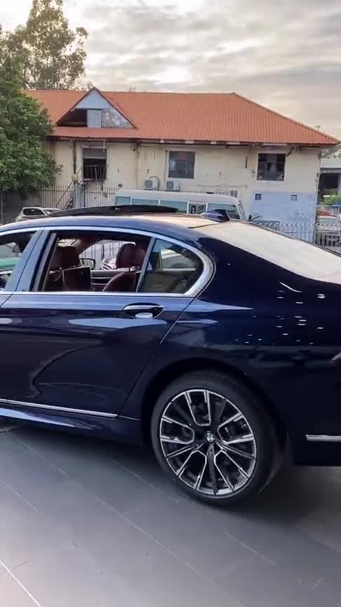 宝马全新改款7系，当时都说中网太丑，实车让人刮目相看！