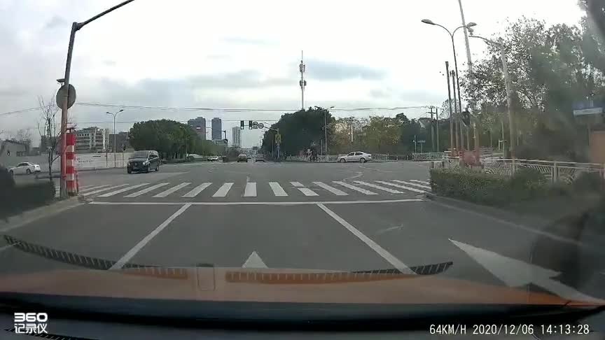 直行车撞到右转车辆谁的责任