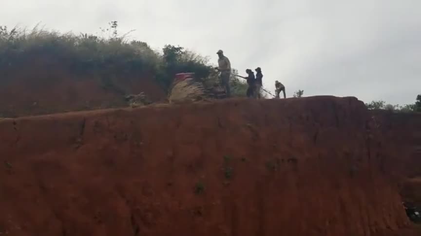 实拍拖拉机过河，牛的不是师傅技术，而是柴油发动机！