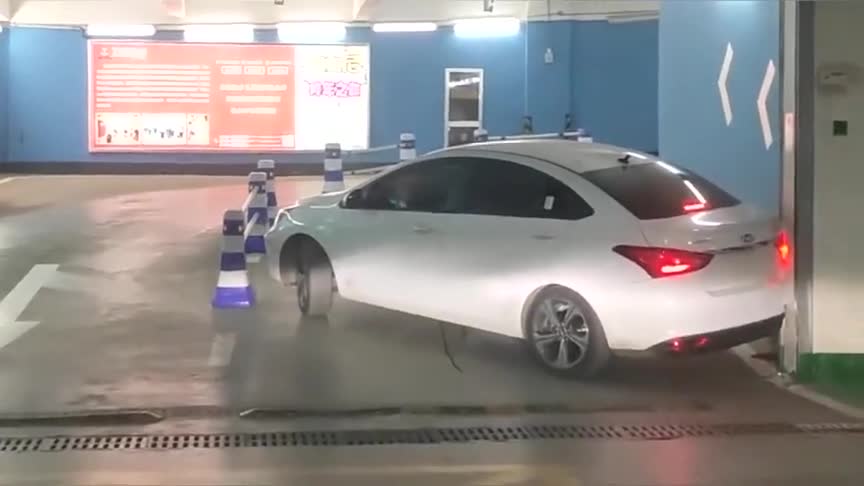 实拍新手为何不买自动挡的车，新车就这么被撞烂！