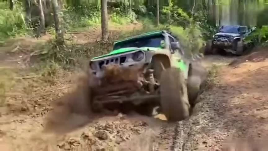 实拍牧马人美滋滋地去爬坡，结果丢人了！