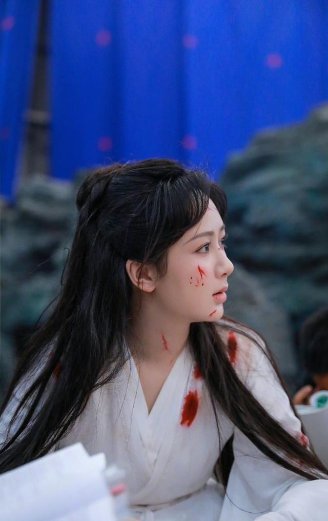 在无奈之际,欢瑞世纪伸出了援手,杨紫作为救场女主拍摄了这一部电视剧