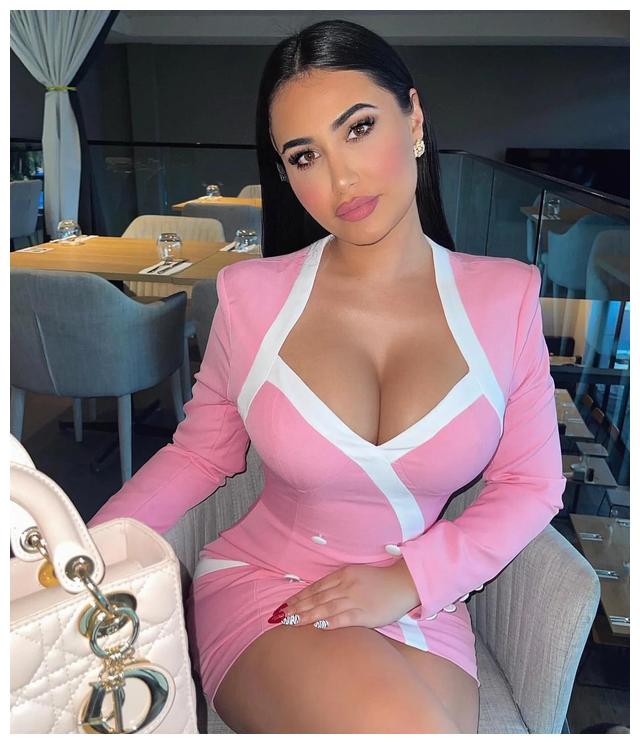 JessicaGreen,jessicajames 女星杰西卡·福斯特jessica foster身穿蓝色连衣裙在餐厅就餐的社交