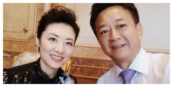 朱军遮羞布刚被扯下，如今妻子也被爆出丑闻