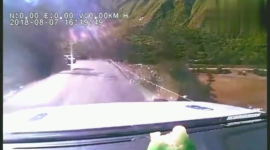 实拍自驾车辆弯道失控，直接坠入江中