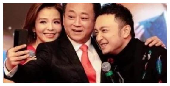 朱军遮羞布刚被扯下，如今妻子也被爆出丑闻