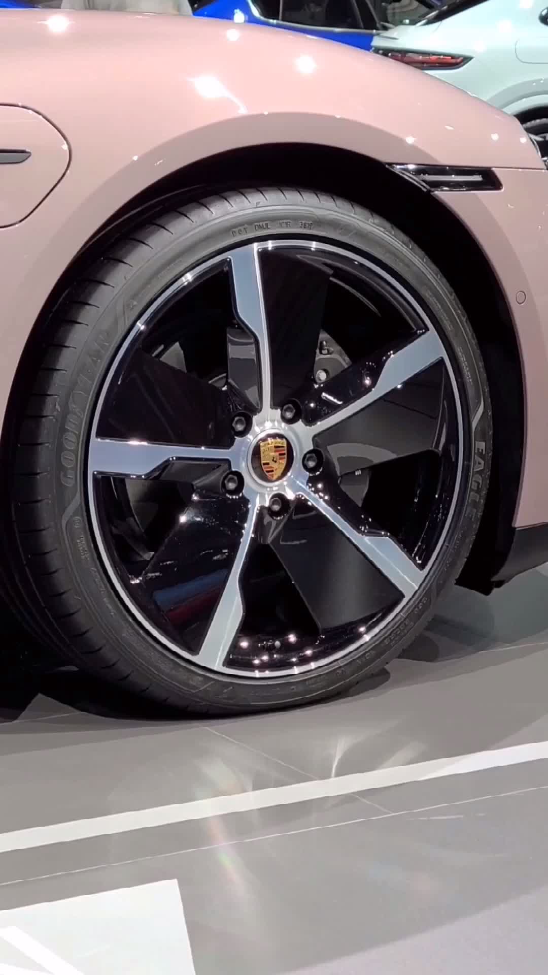 百万级撩妹最成功的的车！全新Taycan冰莓粉，这个颜色太诱人了