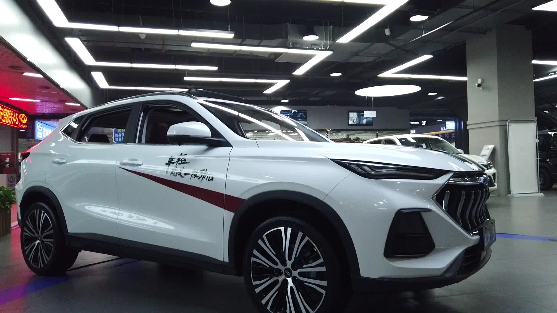 探店实拍长安欧尚X5 外观