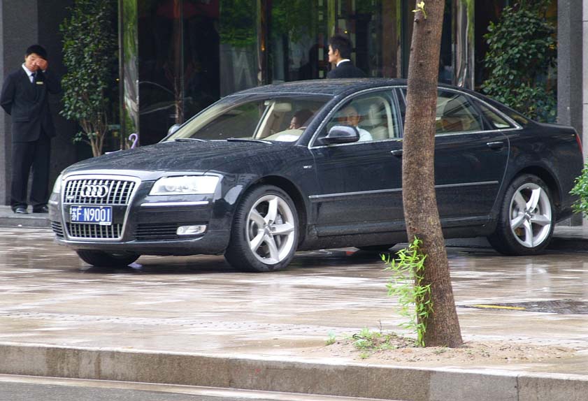 南通通州区实拍奥迪A8L W12顶配版，气场不输宾利！