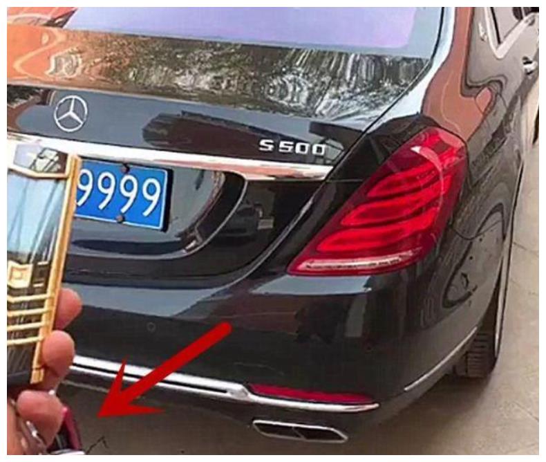 小伙秀出200万奔驰,还是豹子号车牌,看见车钥匙网友不屑一顾