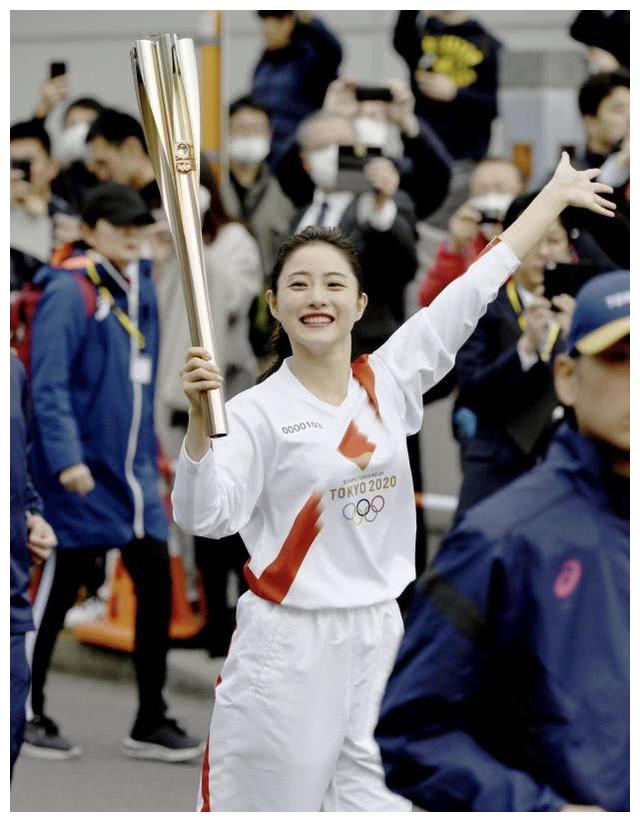 33岁石原里美参加奥运圣火传递彩排,绑麻花辫可爱,笑容太夸张休闲区蓝鸢梦想 - Www.slyday.coM 33岁石原里美参加奥运圣火传递彩排,绑麻花辫可爱,笑容太夸张休闲区蓝鸢梦想 - Www.slyday.coM